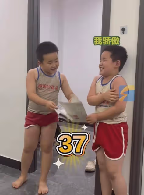 弟弟無情嘲笑哥哥考36分,抱著紅手臂嘎嘎大笑,被問成績笑噴了