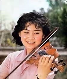 她是國家一級演員,享正軍級待遇,離異後至今單身,66歲依然自在