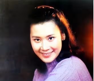 她是國家一級演員,享正軍級待遇,離異後至今單身,66歲依然自在