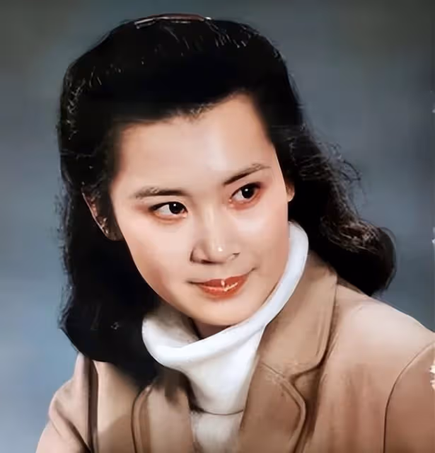 她是國家一級演員,享正軍級待遇,離異後至今單身,66歲依然自在