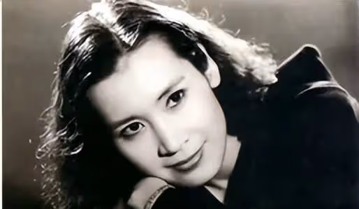 她是國家一級演員,享正軍級待遇,離異後至今單身,66歲依然自在