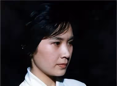 她是國家一級演員,享正軍級待遇,離異後至今單身,66歲依然自在
