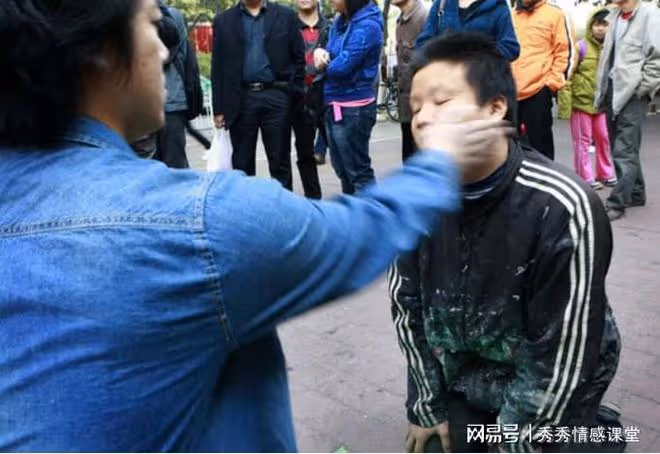 結婚紀念日,老婆當著眾人面給老公耳光,兩天後妻子後悔哭著挽留