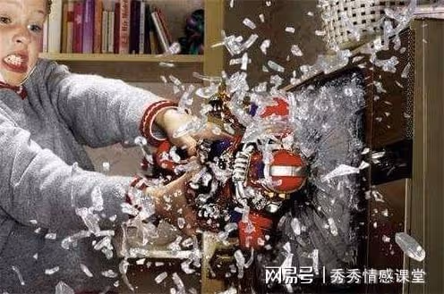 妻子出軌男閨蜜，以為神不知鬼不覺，丈母娘60大壽丈夫送上驚喜