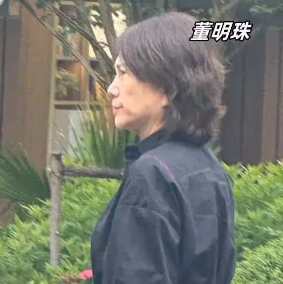 69歲董明珠街頭被偶遇,穿2.9w馬面裙好時髦,不怒自威氣場強!