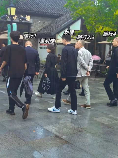 69歲董明珠街頭被偶遇,穿2.9w馬面裙好時髦,不怒自威氣場強!
