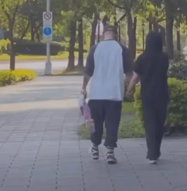 具俊曄牽大S逛公園!拎20元塑料袋,步履蹣跚像老人,網友:絕了