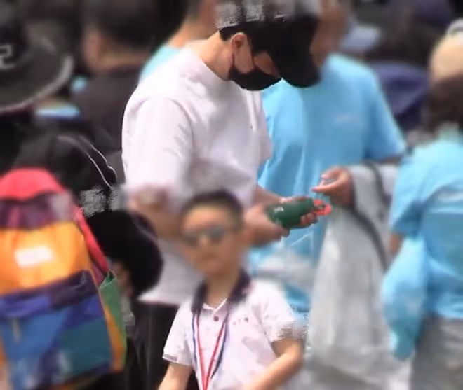馮紹峰兒子近照曝光,5歲想想長勢喜人,小圓臉超像媽媽趙麗穎