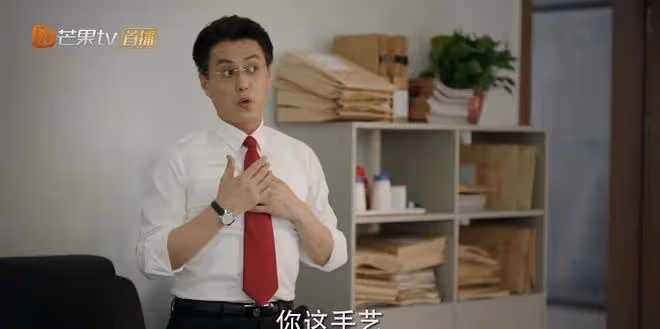 靳東新劇身材胖不少!穿襯衣都有啤酒肚了,差點就要把襯衣崩壞