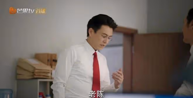 靳東新劇身材胖不少!穿襯衣都有啤酒肚了,差點就要把襯衣崩壞