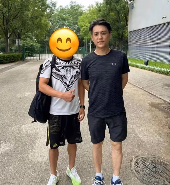靳東新劇身材胖不少!穿襯衣都有啤酒肚了,差點就要把襯衣崩壞