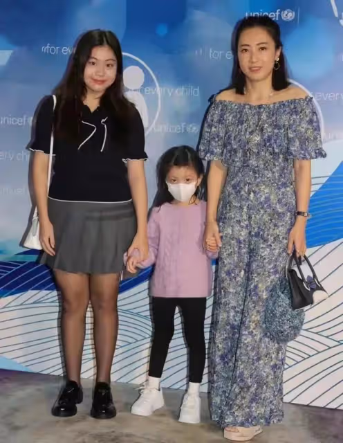 港圈闊太亮相名流晚宴!郭晶晶罕見盛裝太驚艷,甘比穿碎花太土氣