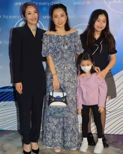 港圈闊太亮相名流晚宴!郭晶晶罕見盛裝太驚艷,甘比穿碎花太土氣