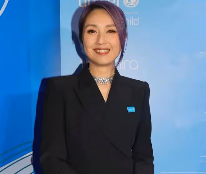 港圈闊太亮相名流晚宴!郭晶晶罕見盛裝太驚艷,甘比穿碎花太土氣