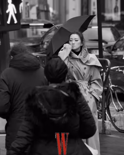 鞏俐在巴黎美慘了!穿黑色漫步法國街頭好浪漫,照片直接登創刊號