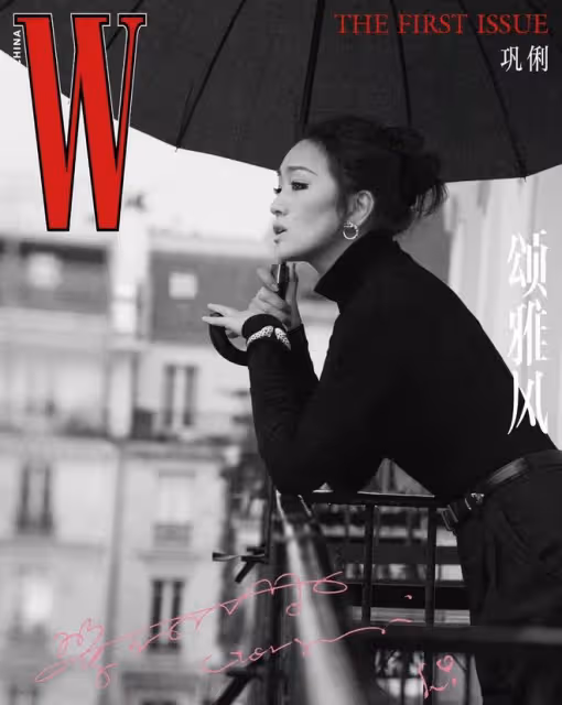 鞏俐在巴黎美慘了！穿黑色漫步法國街頭好浪漫，照片直接登創刊號