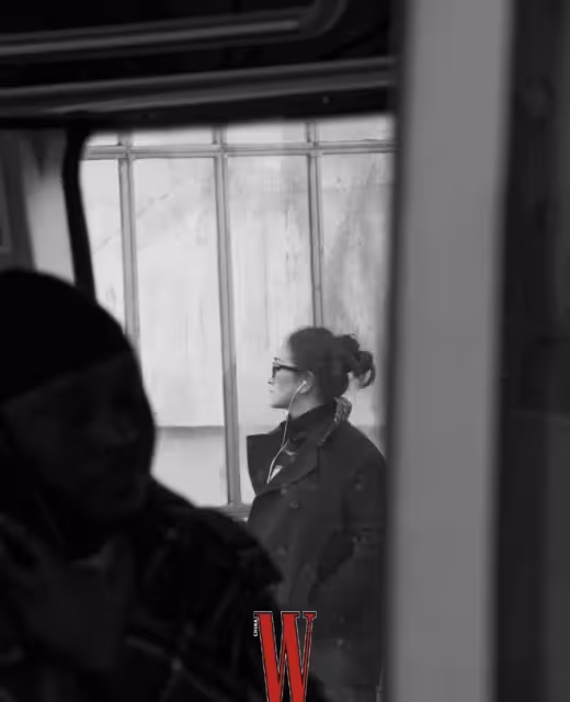 鞏俐在巴黎美慘了！穿黑色漫步法國街頭好浪漫，照片直接登創刊號