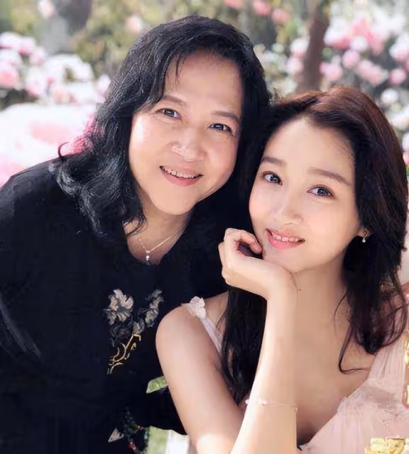騙了我們23年!原來她就是關曉彤的母親!怪不得她能紅透大江南北
