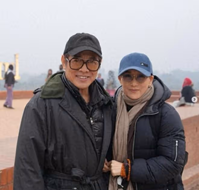 李連杰利智合體秀恩愛,62歲利智自然老去,賺20億也不懂得享受