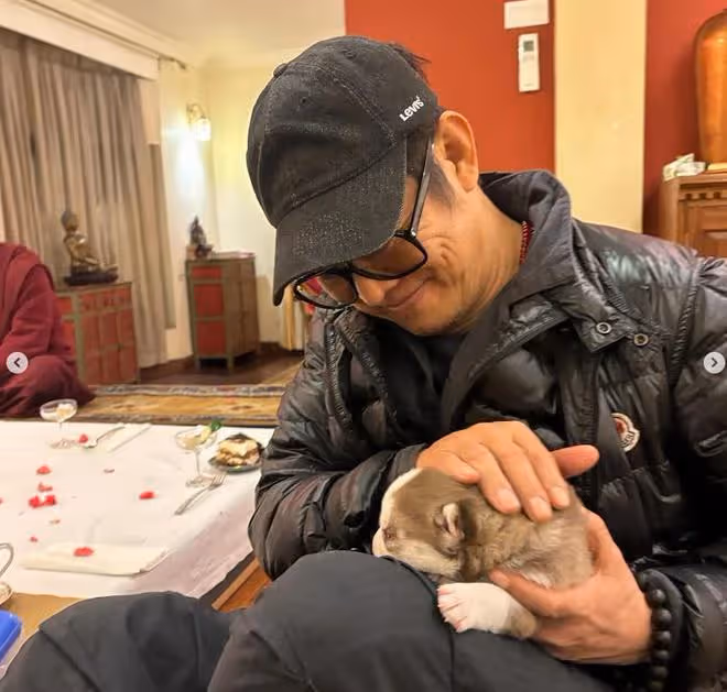 李連杰利智合體秀恩愛,62歲利智自然老去,賺20億也不懂得享受