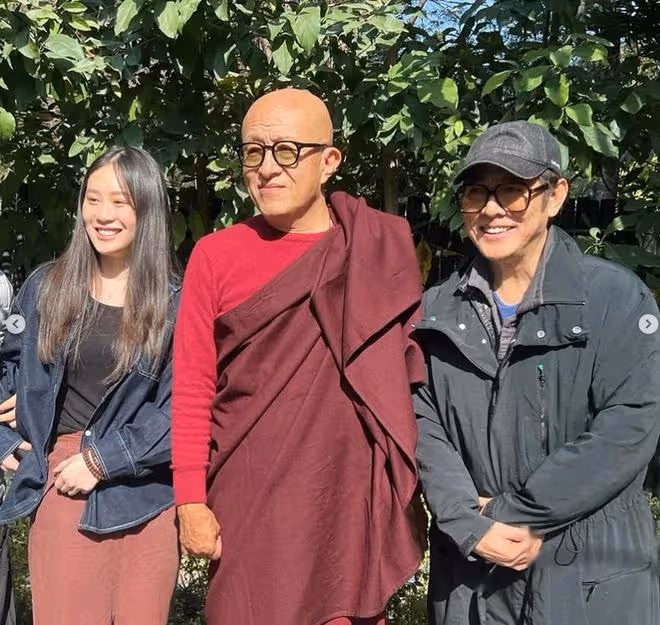 李連杰利智合體秀恩愛,62歲利智自然老去,賺20億也不懂得享受