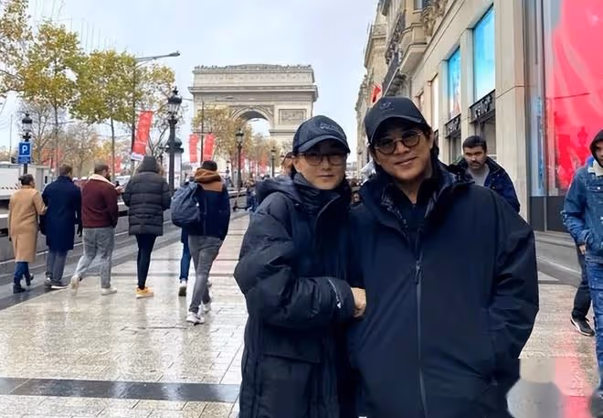 李連杰利智合體秀恩愛,62歲利智自然老去,賺20億也不懂得享受