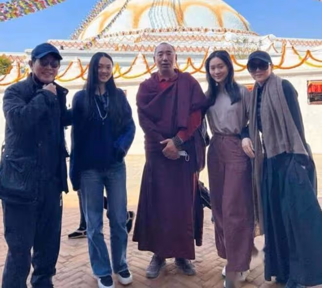 李連杰利智合體秀恩愛,62歲利智自然老去,賺20億也不懂得享受