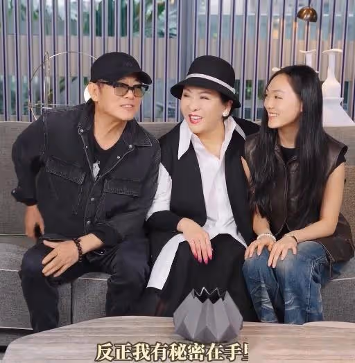 李連杰利智合體秀恩愛,62歲利智自然老去,賺20億也不懂得享受