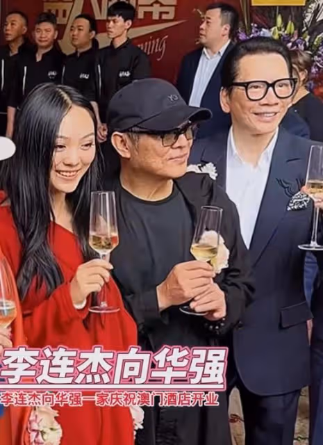李連杰利智合體秀恩愛,62歲利智自然老去,賺20億也不懂得享受