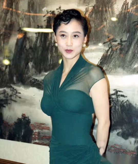 李連杰利智合體秀恩愛,62歲利智自然老去,賺20億也不懂得享受