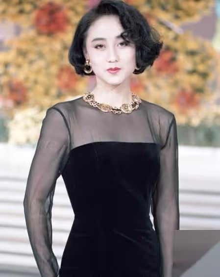 李連杰利智合體秀恩愛,62歲利智自然老去,賺20億也不懂得享受