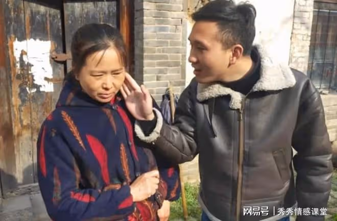 回家撞破妻子和初戀敘舊,我若無其事將房子賣掉,妻子後悔不已