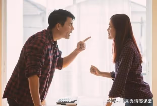 回家撞破妻子和初戀敘舊,我若無其事將房子賣掉,妻子後悔不已