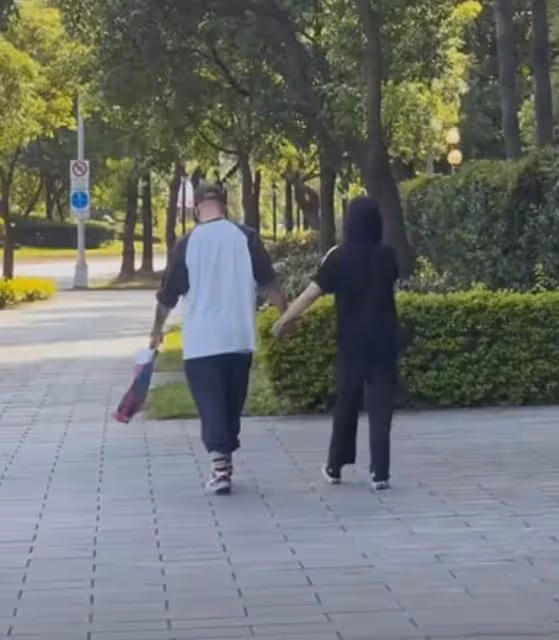大S具俊曄合體現身,夫妻倆牽手散步超恩愛,光頭窮到提塑料袋!