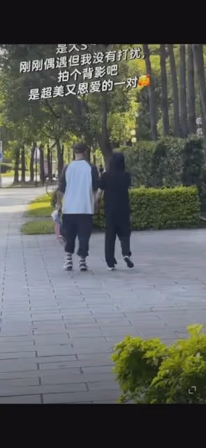 大S具俊曄合體現身,夫妻倆牽手散步超恩愛,光頭窮到提塑料袋!