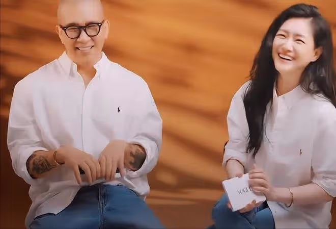 大S具俊曄合體現身,夫妻倆牽手散步超恩愛,光頭窮到提塑料袋!