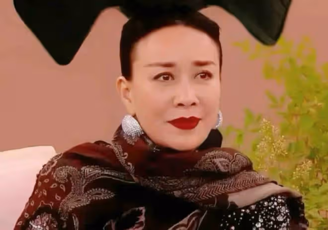 《歌手》首播,那英失誤僅排第三,第一句就飄了,高音唱不上去