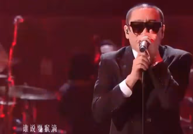 《歌手》首播,那英失誤僅排第三,第一句就飄了,高音唱不上去