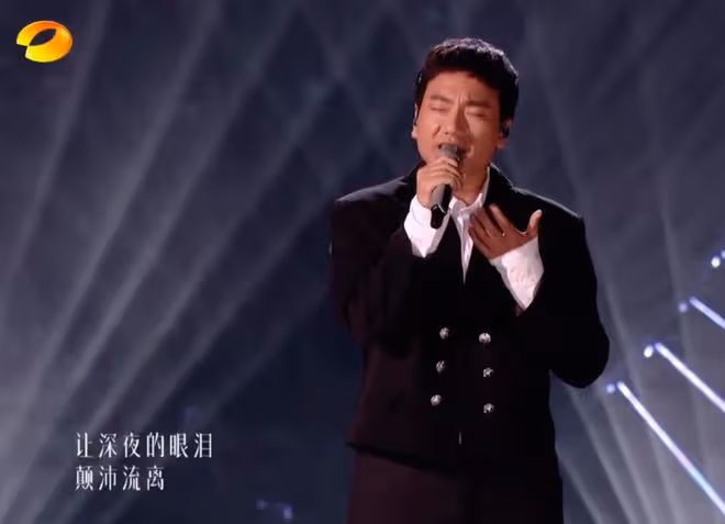 《歌手》首播,那英失誤僅排第三,第一句就飄了,高音唱不上去