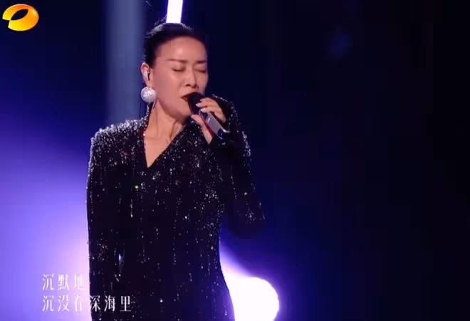 《歌手》首播,那英失誤僅排第三,第一句就飄了,高音唱不上去