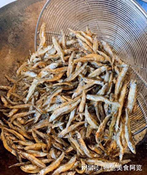 小魚乾最好吃的做法,開胃下飯做法簡單,還沒出鍋就流口水了