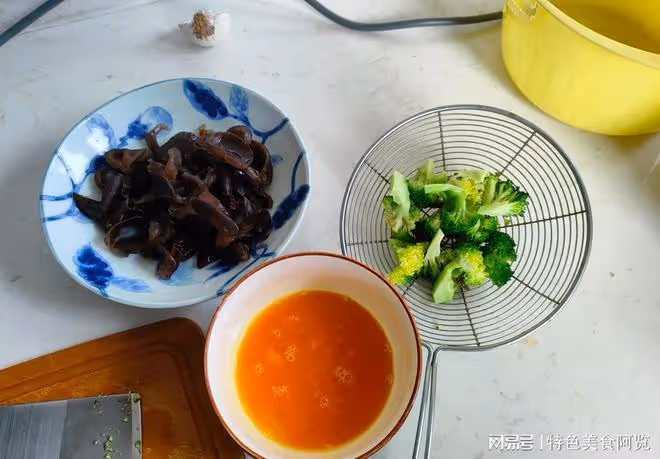 太省事兒!老兩口的養生早餐,蒸一蒸1鍋出2樣,網友:幸福的老頭