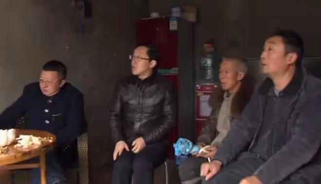 89歲老太太和雞鴨同吃同住,兩個兒子不問不管,小兒子:她活該