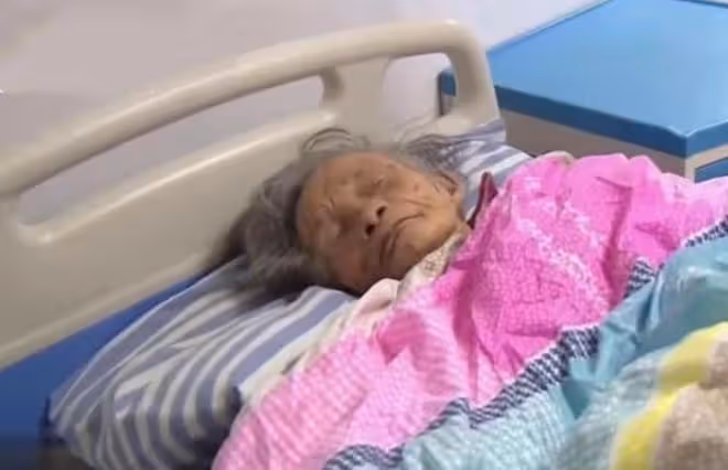 89歲老太太和雞鴨同吃同住,兩個兒子不問不管,小兒子:她活該