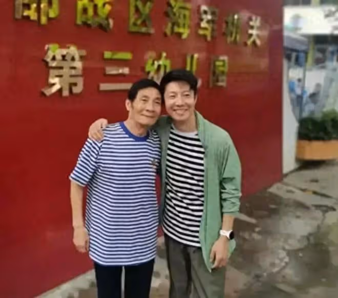 撒貝寧帶著父親歸來湛江,黑髮顯年輕!他倆竟然長得一模一樣?