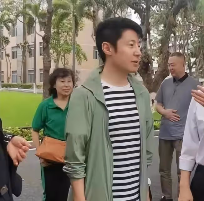 撒貝寧帶著父親歸來湛江,黑髮顯年輕!他倆竟然長得一模一樣?