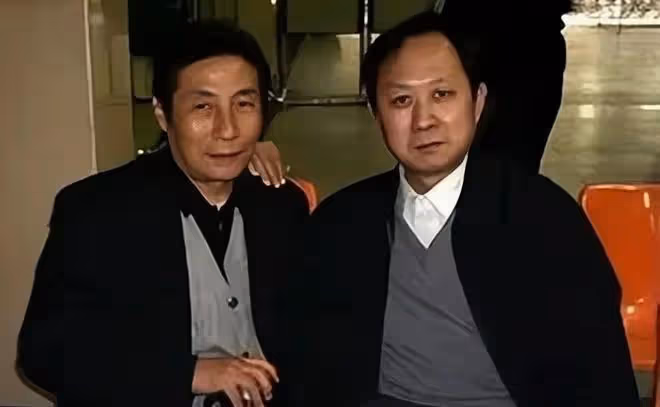撒貝寧帶著父親歸來湛江,黑髮顯年輕!他倆竟然長得一模一樣?
