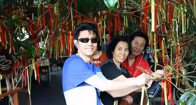 撒貝寧帶著父親歸來湛江,黑髮顯年輕!他倆竟然長得一模一樣?