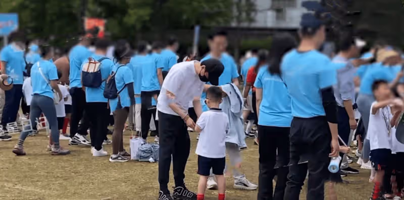 馮紹峰現身校園參加親子運動會，5歲兒子正臉曝光太像趙麗穎！