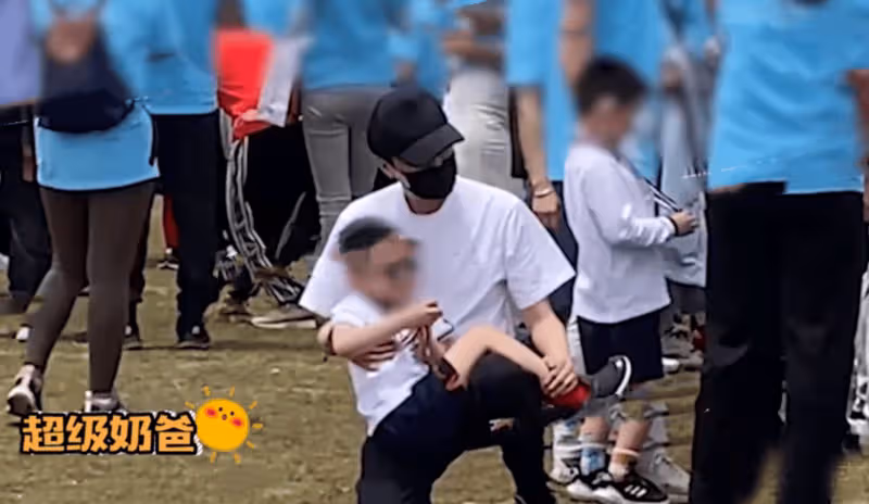 馮紹峰現身校園參加親子運動會，5歲兒子正臉曝光太像趙麗穎！